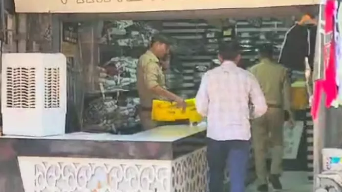 Mathura News: दुकानदार ने कैरीबैग पर पंजाबी मार्केट की जगह लिखवाया ये, लोगों का फूटा गुस्सा; पुलिस ने लिया एक्शन