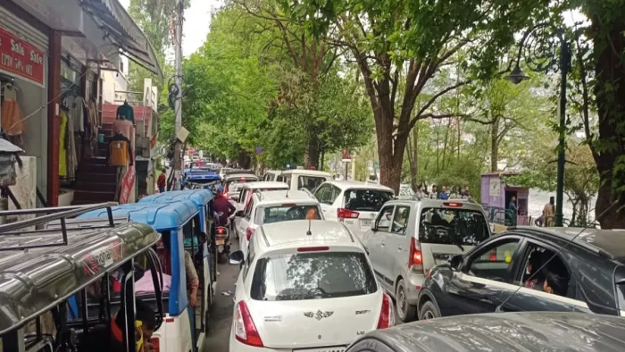 Tourist Rush in Nainital: नारायण नगर व रुसी में लगा रहा लंबा जाम, कुछ पर्यटक लौटे वापस