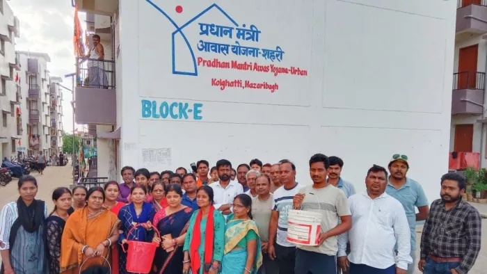 पेयजल संकट को लेकर विचार करते फ्लैट वासी
