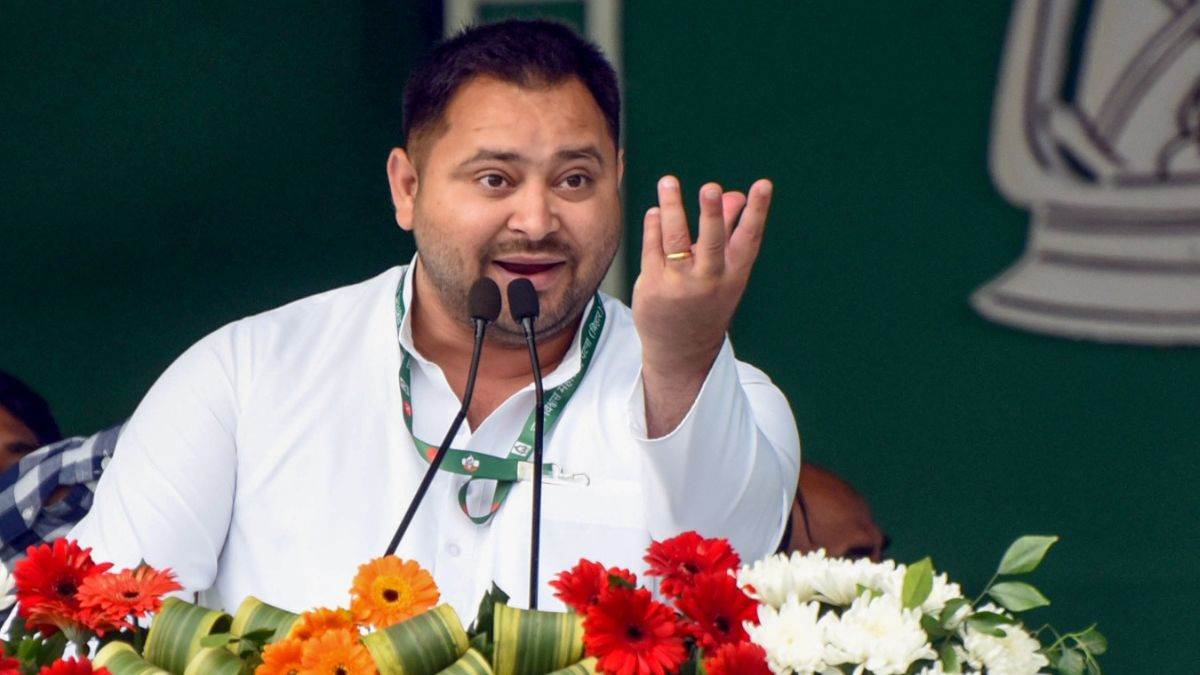 tejashwi yadav gave blow to nitish kumar former mla vijendra yadav joined rjd with supporters