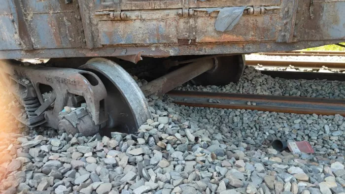 पटरी से उतरे मालगाड़ी के दो कोच