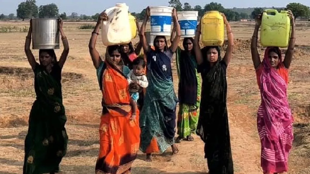 Water Crisis In UP: चंदौली के इस गांव में गहराया जल संकट, खराब हैंडपंपों की नहीं हो रही मरम्मत; अधिकारी भी मौन