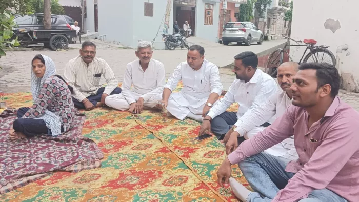 ससुराल के बाहर धरने पर बैठी विवाहिता मांग रही है इंसाफ
