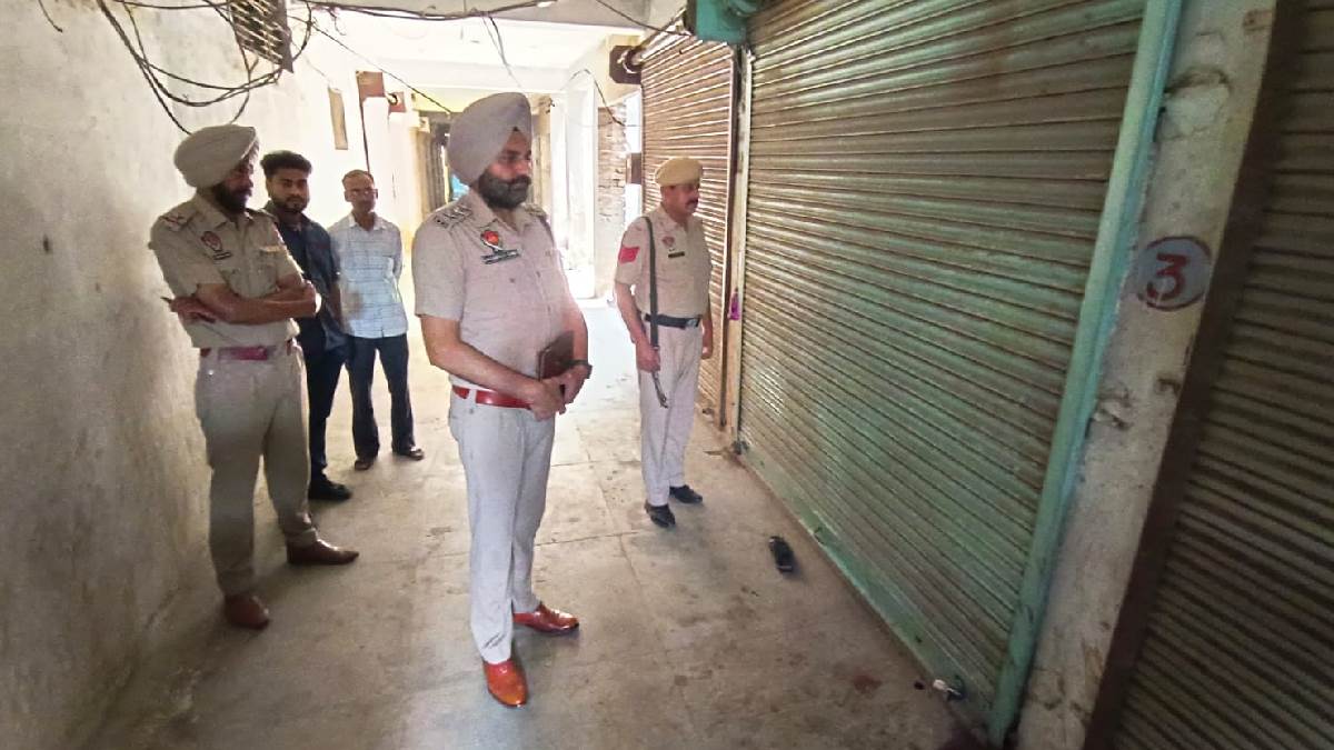 robbery in broad daylight in amritsar hall market kuldeep singh who exchanged notes was killed rs 12 lakh was also looted