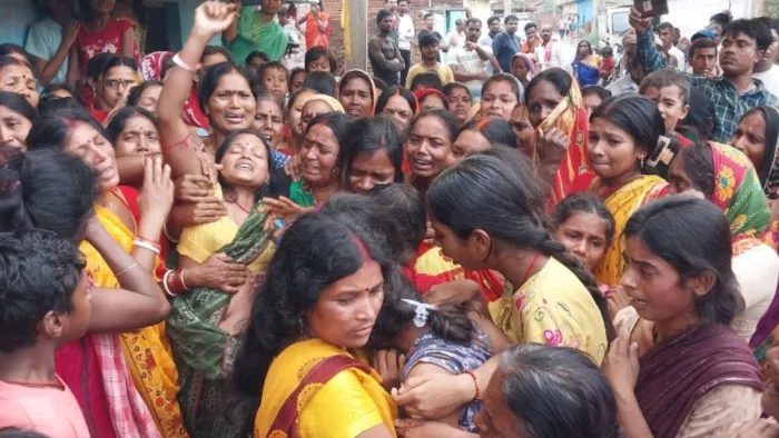 रविवार को शव के पहुंचते ही दहाड़ मार कर रोती दीपक की मां व उन्हें संभालतीं ग्रामीण महिलाएं l जागरण