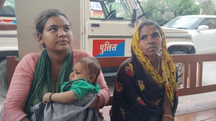 थाना में बैठी दोनों पीड़िता। (फोटो जागरण)