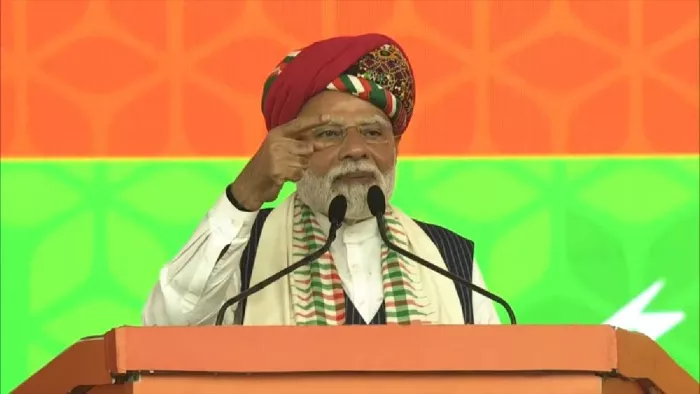 गुजरात में एक जनसभा को संबोधित करते हुए पीएम मोदी ने पाकिस्तान पर जमकर निशाना साधा