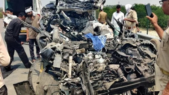 एक्सप्रेसवे पर कंटेनर में पीछे से घुसी कार, मां-बेटी समेत चार की मौत।