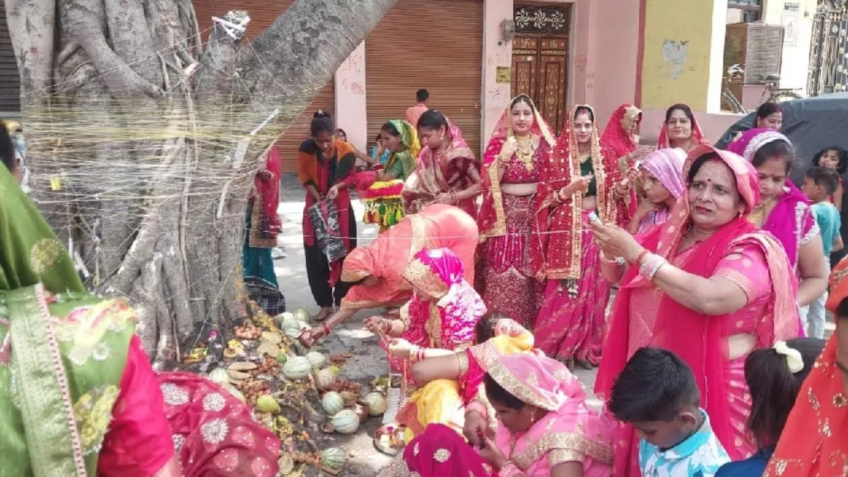 Vat Savitri Vrat 2025: सुहागिनों ने पति की दीर्घायु की कामना की, वट वृक्ष की विधिवत की पूजा-अर्चना