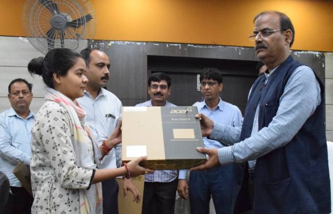 836 लेखपालों को मिला लैपटॉप, डीएम ने दिए टिप्स