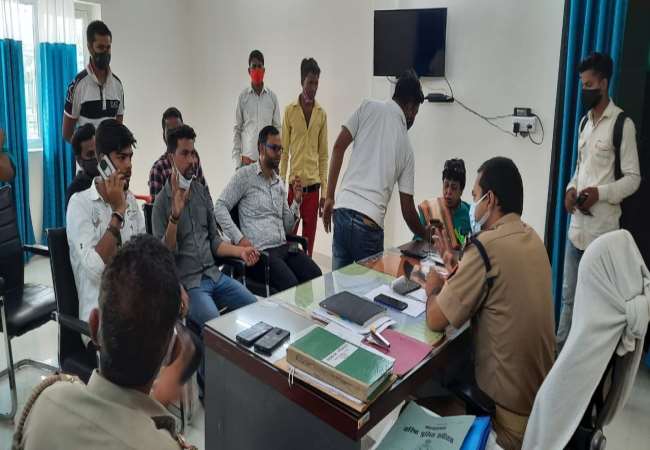 फूल चौराहे के पास से गुजर रही एक युवती पर दो शोहदों ने अश्लील कमेंट कर दिया।