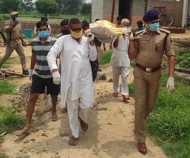 Badaun Police News : बदायूं में खाकी ने निभाया बेटे का फर्ज, सीओ ने दिया कंधा