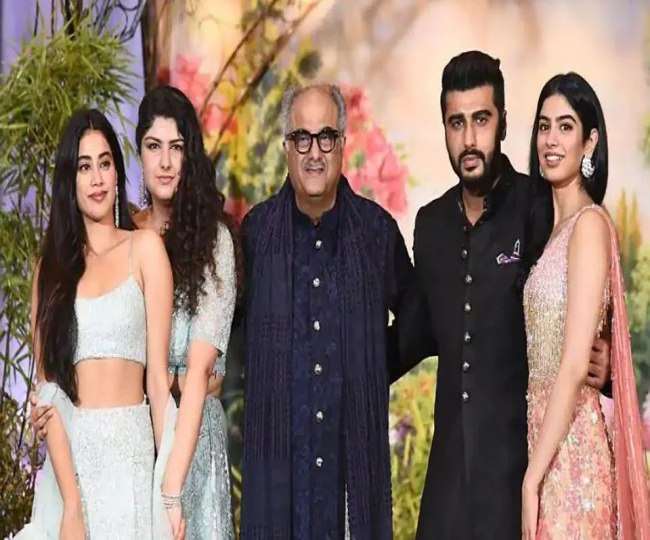 https://www.jagranimages.com/images/newimg/26062021/26_06_2021-arjun_kapoor_on_sridevi_death_with_father_and_familiy_21773878.jpg