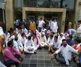 होटल में क्या कर रही थीं जिला पंचायत सदस्य? बंधक बनाने का आरोप लगने पर भाजपा ने पूछा सवाल