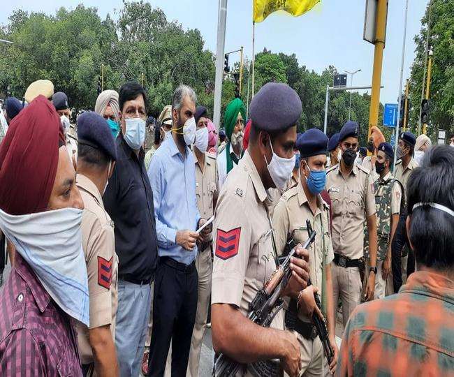 Heavy police force deployed to stop farmers in Chandigarh, DC also reached the spot