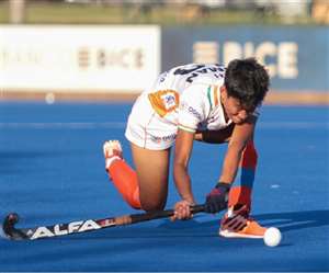 स्वीप करते हुए हॉकी टीम के खिलाड़ी- फोटो ट्विटर पेज