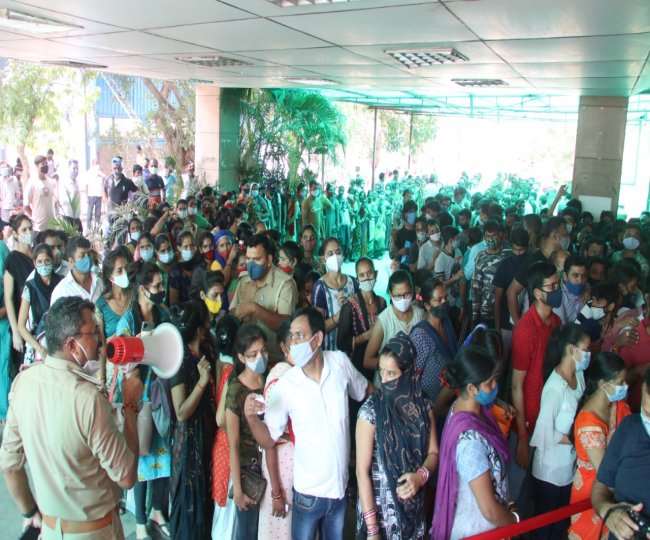 नोएडा के सेक्टर 30 जिला अस्पताल में कोरोनारोधी टीका लगवाने की जद्दोजहद। फोटो- सौरभ राय