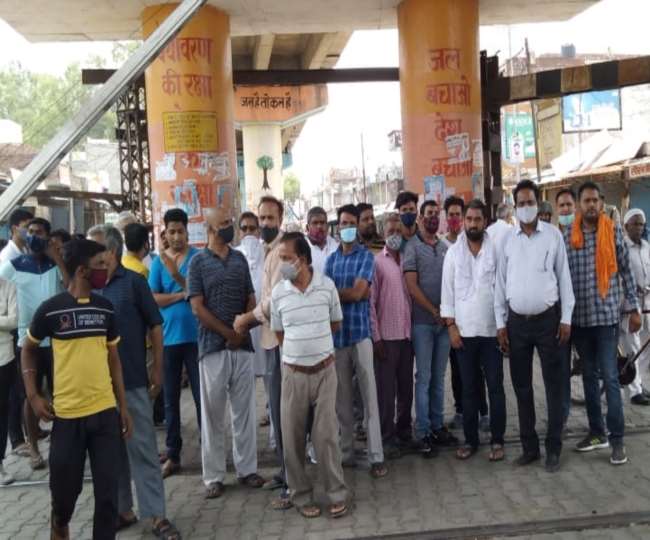 meerut traders ruckus and sloganeering due to closure of daurala railway gate union minister assured