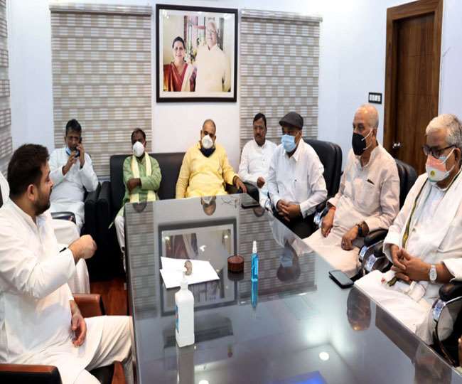 दिल्ली से लौटने के बाद पार्टी पदाधिकारियों के साथ भावी रणनीति बनाते तेजस्वी यादव। जागरण