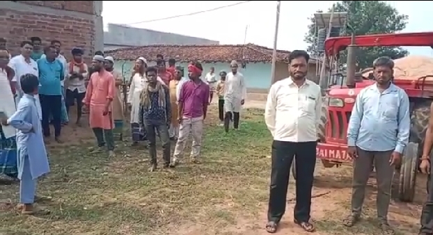 ग्रामीणों ने अवैध बालू लदे दो ट्रैक्टर को जब्त कर पुलिस को सौँपा