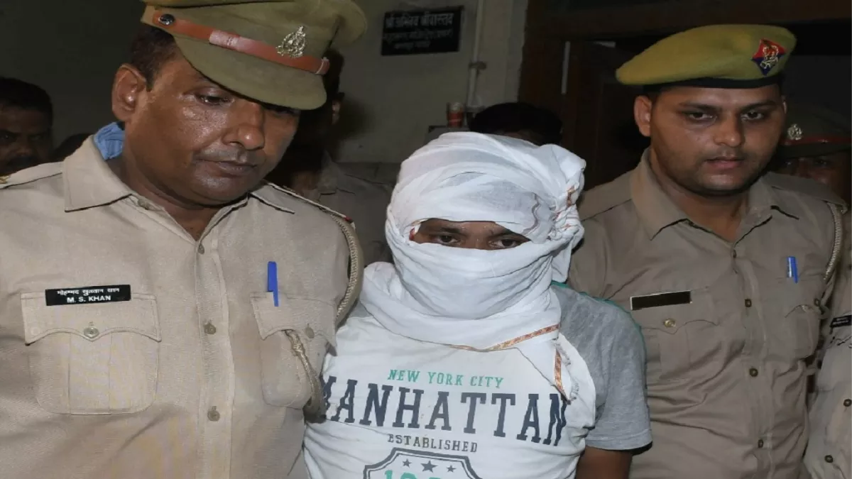 Kanpur Violence : रुमाल हिलाकर इशारा करने वाले को भेजा जेल, खुद को बताता था अजीम शुक्ला, सामने आई हैरान करने वाली असलियत
