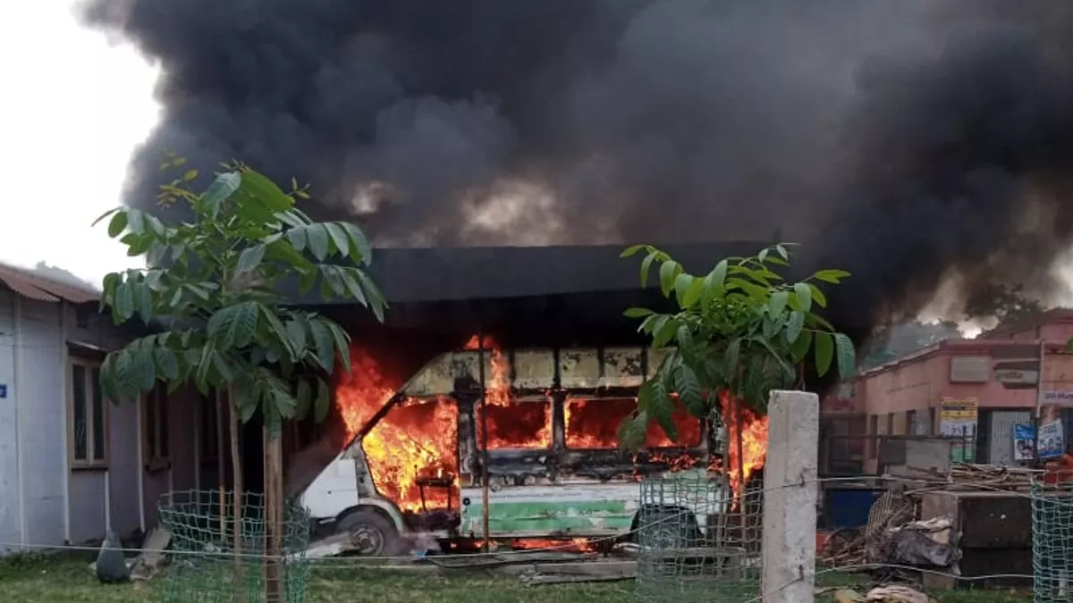 भागलपुर में एंबुलेंस से भगाए जा रहे थे कीड़े, तभी लग गई आग, धूं-धूं कर जल गया पूरा वाहन