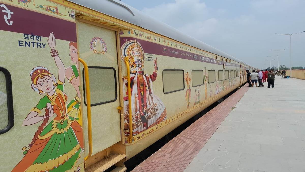 भारत गौरव पर्यटक ट्रेन से वाराणसी पहुंचे देशभर के पर्यटक आज प्रयागराज आएंगे।