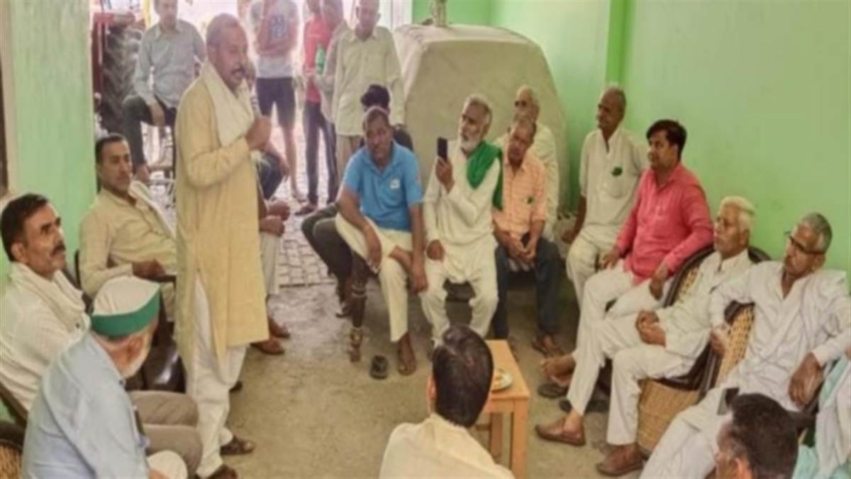 बिजनौर के गांव जीतपुरा खरक में बैठक को संबोधित करते भाकियू जिलाध्यक्ष