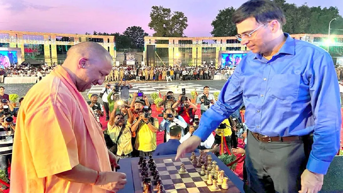 Chess Olympiad: सीएम योगी आदित्यनाथ ने विश्व चैंपियन विश्वनाथन आनंद के साथ खेला शतरंज, देखें- तस्वीरें