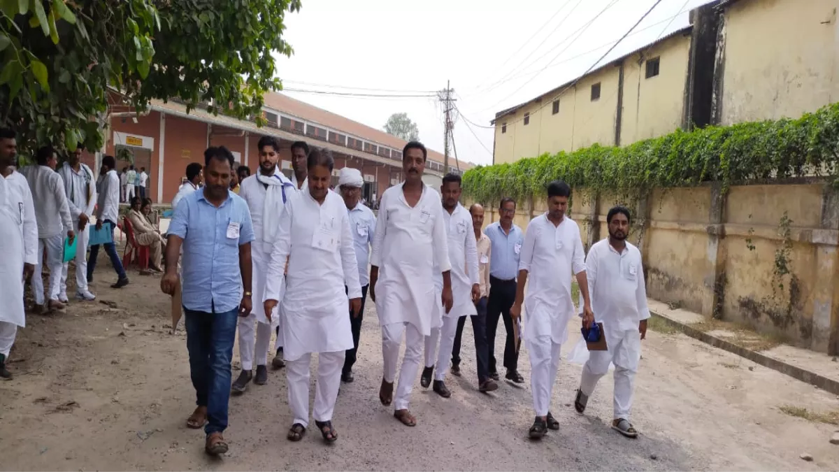 Azamgarh Loksabha Election Result 2022 : बसपा उम्‍मीदवार लगातार तीसरे स्‍थान पर चल रहे थे, निराश होकर मतगणना स्‍थल से लौट गए