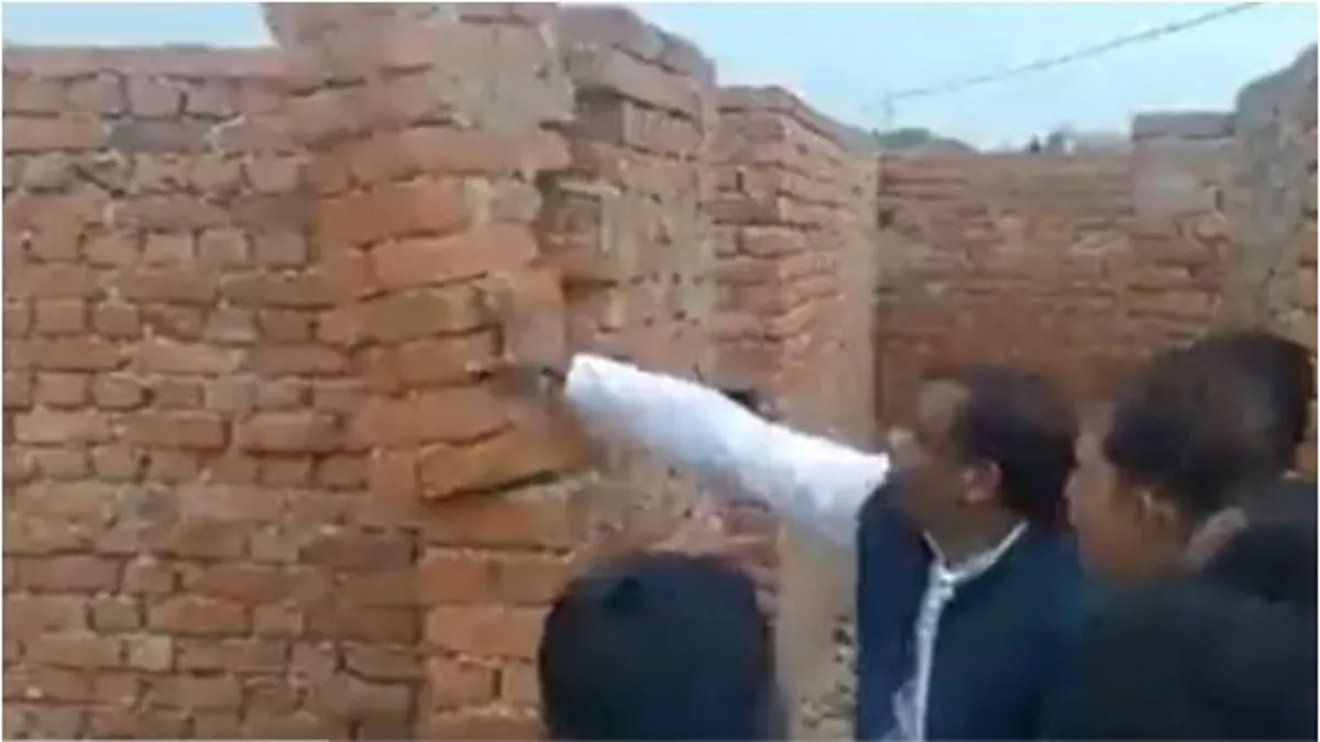 Pratapgarh News: घटिया निर्माण की पोल खोलने वाले सपा विधायक आरके वर्मा सहित 56 लोगों पर दर्ज हुआ केस, दीवार को धक्का देकर गिराने का मामला