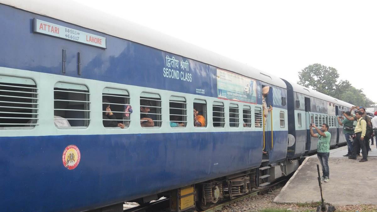 भारत पाकिस्तान के बीच चलने वाली अटारी - लाहौर समझौता एक्सप्रेस ट्रेन। जागरण आर्काइव