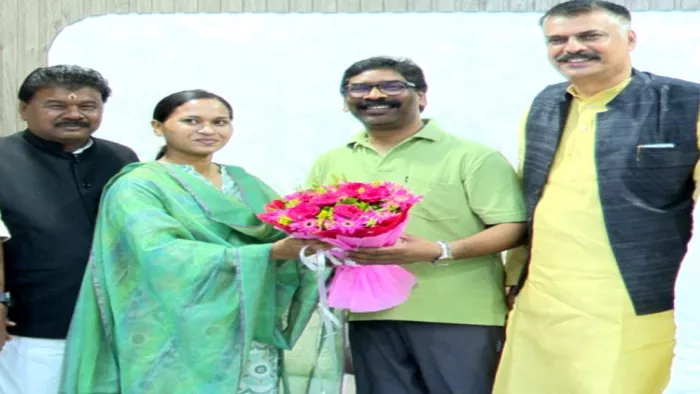 Shilpi Neha Tirkey MLA: मांडर उपचुनाव में जीत हासिल कर मुख्यमंत्री हेमंत सोरेन से शिल्पी नेहा तिर्की ने मुलाकात की।