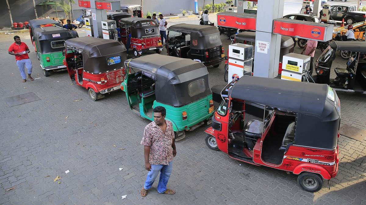 श्रीलंका में पाकिस्तान से भी महंगा हुआ पेट्रोल-डीजल