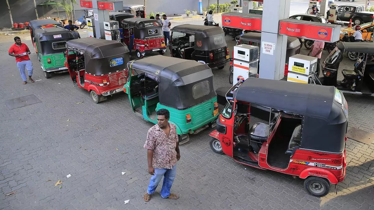 Sri Lanka Crisis: श्रीलंका में पाकिस्तान से भी महंगा हुआ पेट्रोल-डीजल, कीमत सुन उड़ जाएंगे आपके होश