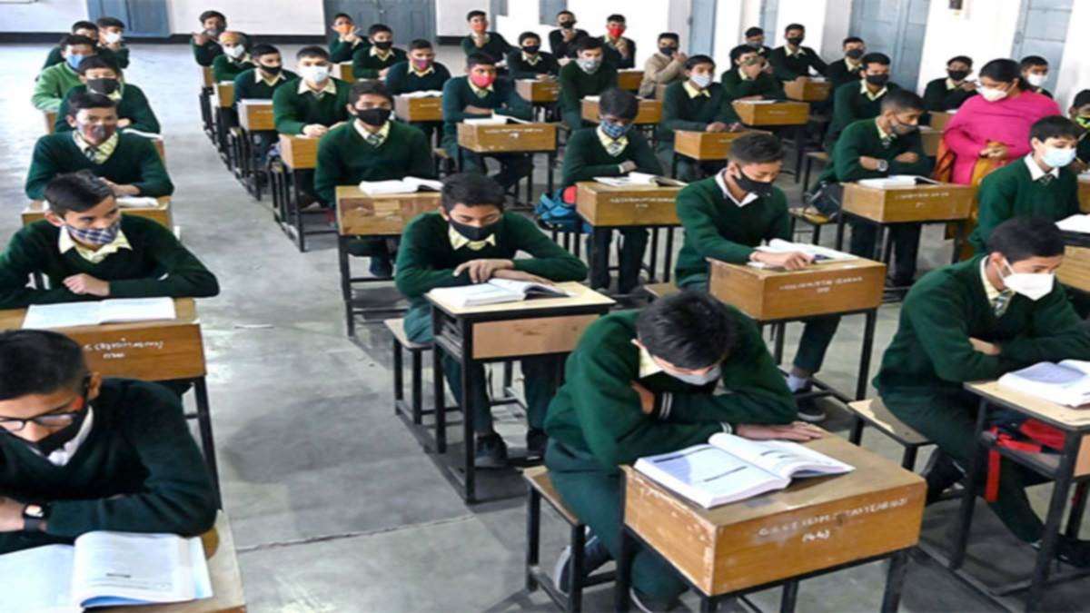 Gujrat School: गुजरात में सिग्नल स्कूल का उद्घाटन, निजी स्कूल के 60 हजार बच्चे सरकारी स्कूल में