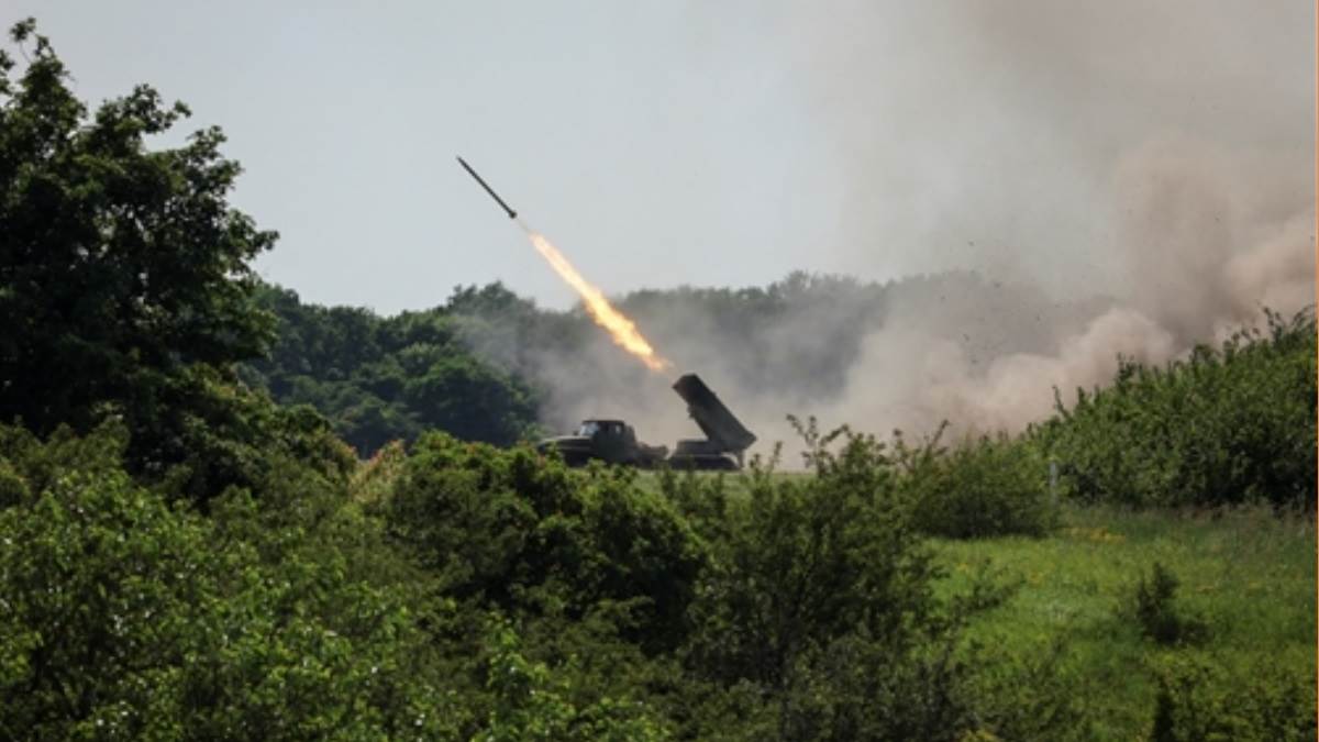 जी-7 शिखर सम्मेलन से कुछ घंटे पहले रविवार को रूस ने यूक्रेन की राजधानी कीव पर मिसाइलों से हमला किया।