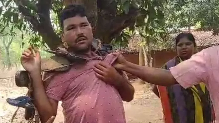 प्रधान शिक्षक के गले में चप्पल की माला (फोटो इंटरनेट मीडिया)