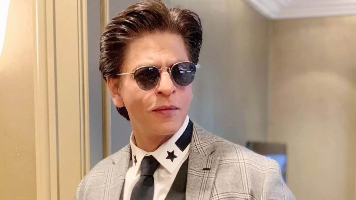 shah rukh khan smartly dealt with fans asking about film business on box office