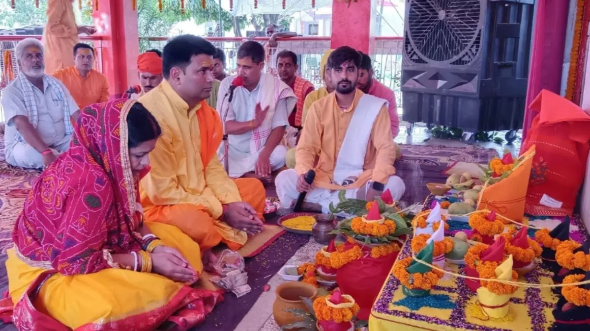 ये मंदिर नहीं, थाना है साहब: खाकी की जगह पहने गेरुआ वस्त्र, पत्नी संग यजमान बने थानाध्यक्ष; भोज में पहुंचे लोग