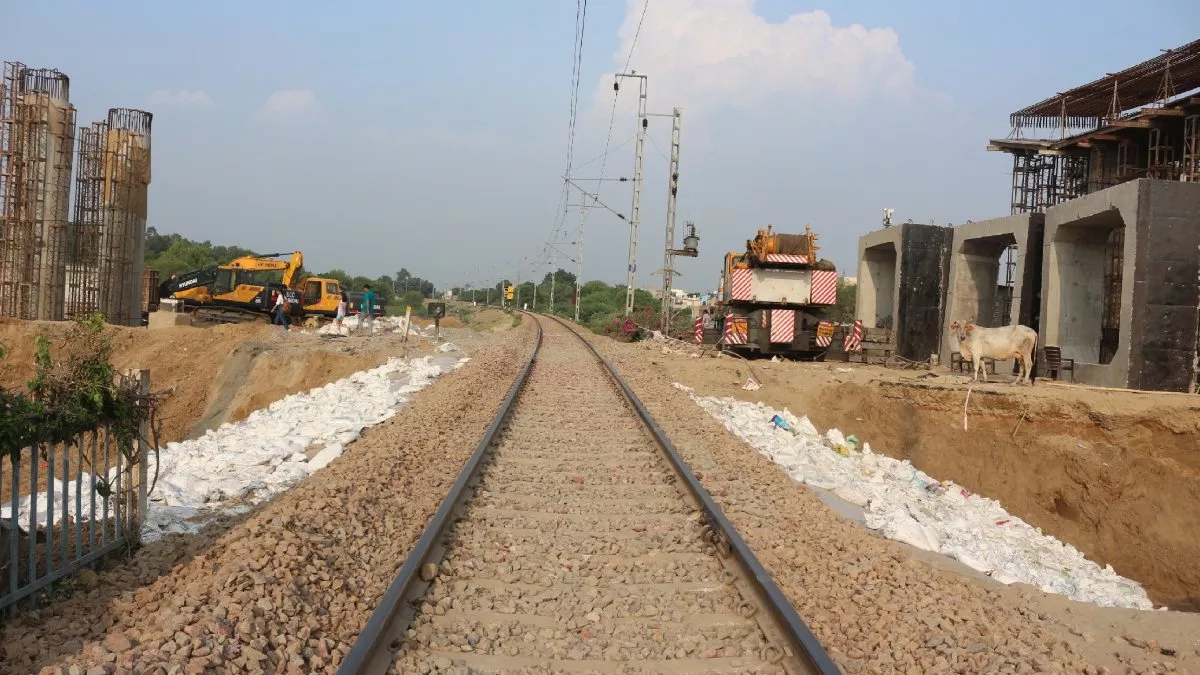 हिसार-लुधियाना लाइन पर अब नहीं लगेगा फाटक, रेलवे ने बिल्डिंग तोड़ी; सिग्नल हटाए