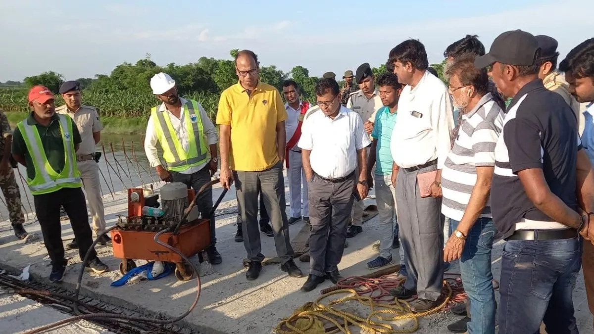 Kishanganj Bridge Collapse: इंजीनियरों पर गिरी गाज, 4 सस्पेंड; जांच टीम के पहुंचने से पहले हुई पुल की मरम्मत