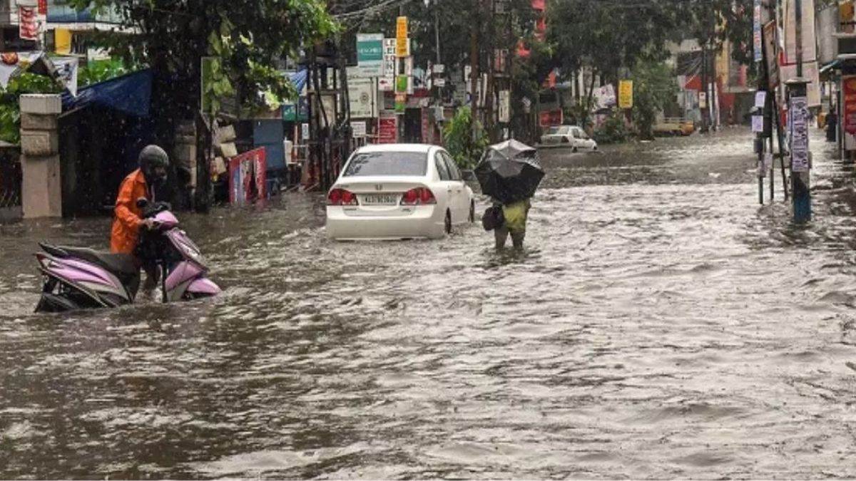 https://www.jagranimages.com/images/newimg/26062023/26_06_2023-monsoon_flood_23452384_7395509.jpg