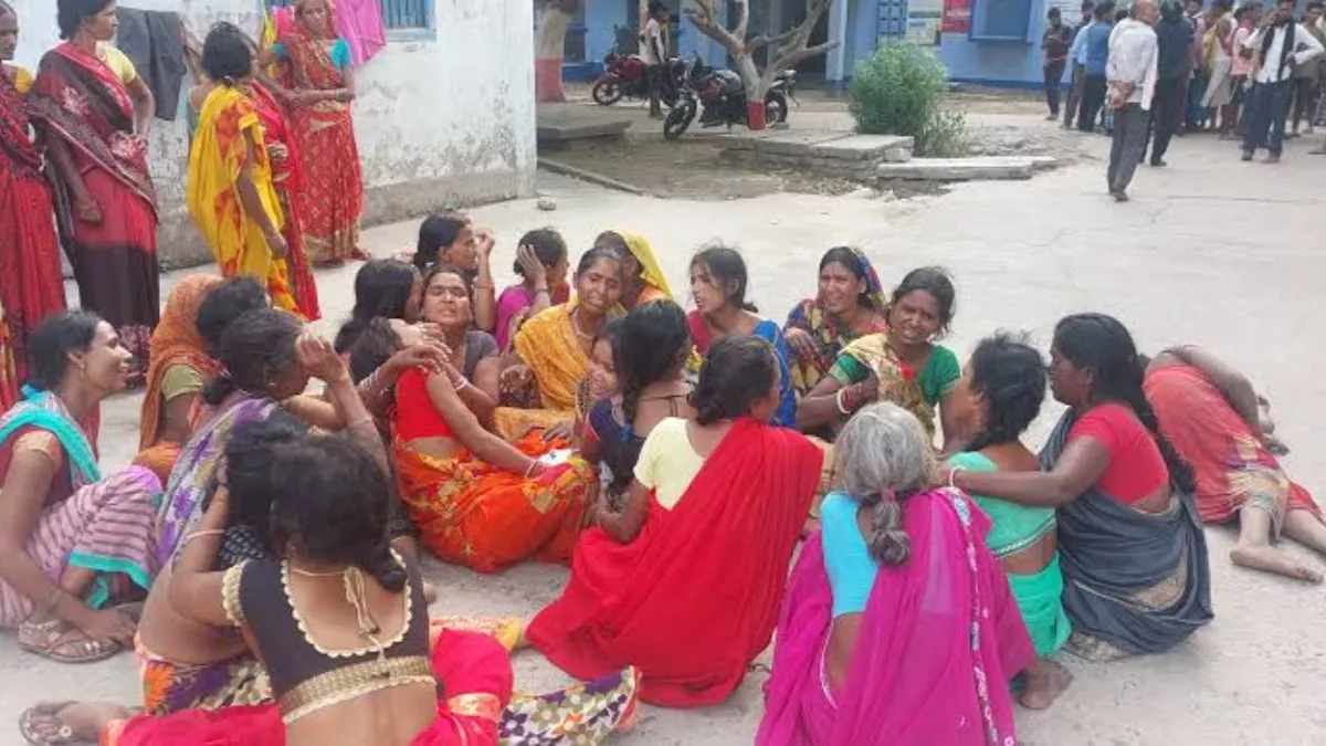 Bihar News: बस के पहिए में बाइक सहित फंसा युवक, 500 मीटर तक सड़क पर घसीटा; अस्पताल जाते-जाते हो गई मौत