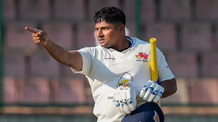 Sarfaraz Khan ने शतक जड़कर किसे दिखाई थी उंगली?
