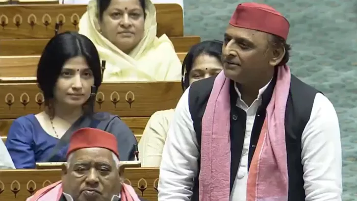 सदन में ओम बिरला को लोकसभा अध्यक्ष बनने पर बधाई देते अखिलेश यादव।
