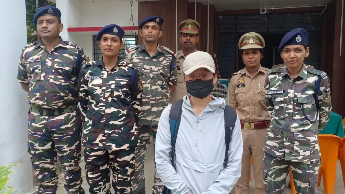 : सोनौली कोतवाली में गिरफ्तार चीनी महिला के साथ पुलिस व एसएसबी की संयुक्त टीम। जागरण