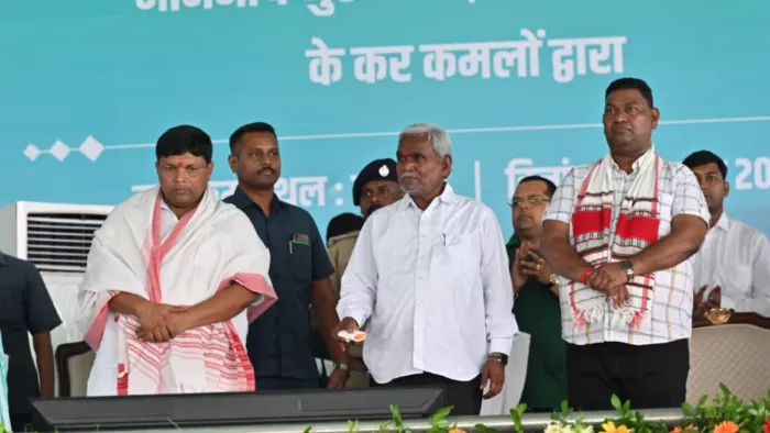 विभिन्न योजनाओं का शिलान्यास एवं उद्घाटन करते मुख्यमंत्री। फोटो- एक्स