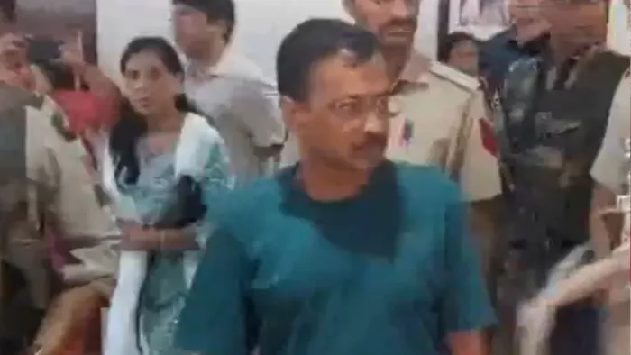 कोर्ट में अरविंद केजरीवाल की बिगड़ी तबीयत, शुगर लेवल गिरने के बाद खिलाया  गया चाय और बिस्किट - Arvind Kejriwal brought out courtroom after his sugar  level dropped