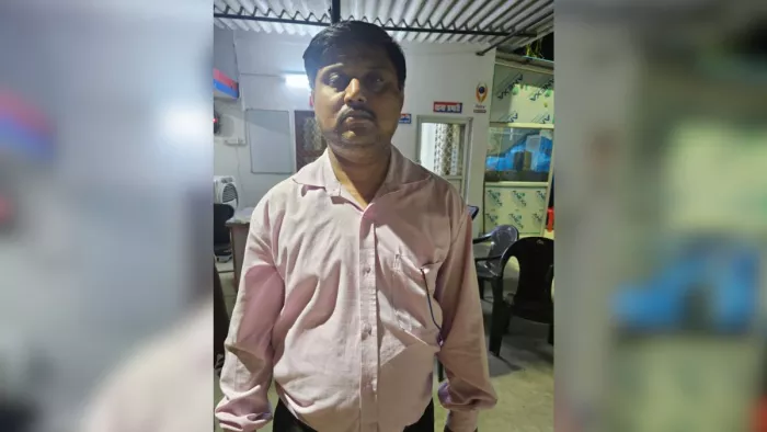 50 हजार की रिश्वत लेते गिरफ्तार किया गया आरोपित लेखपाल